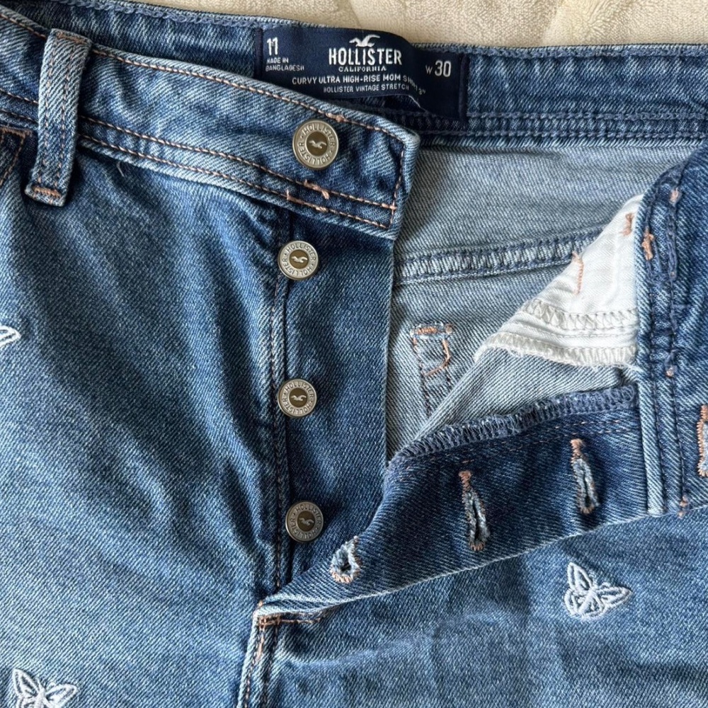 Hollister Curvy Ultra High-Rise mom short 3”